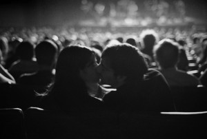 amor-black-and-white-cinema-couple-kiss-love-Favim.com-86543