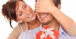 couple_love_present_gift_woman_man_in_love