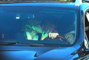 1392058610_charlize-theron-sean-penn-kissing-zoom